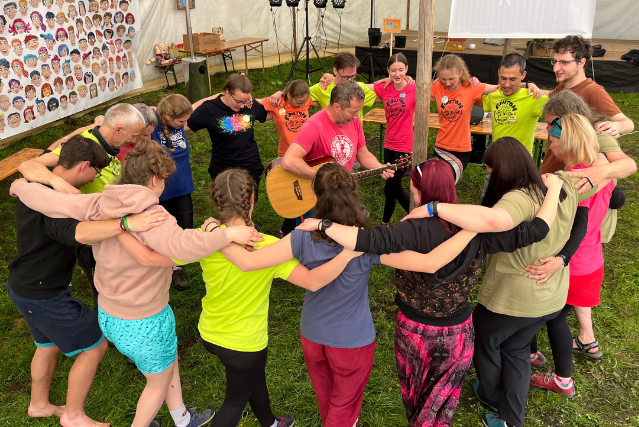 písničky a tanečky k táboráku